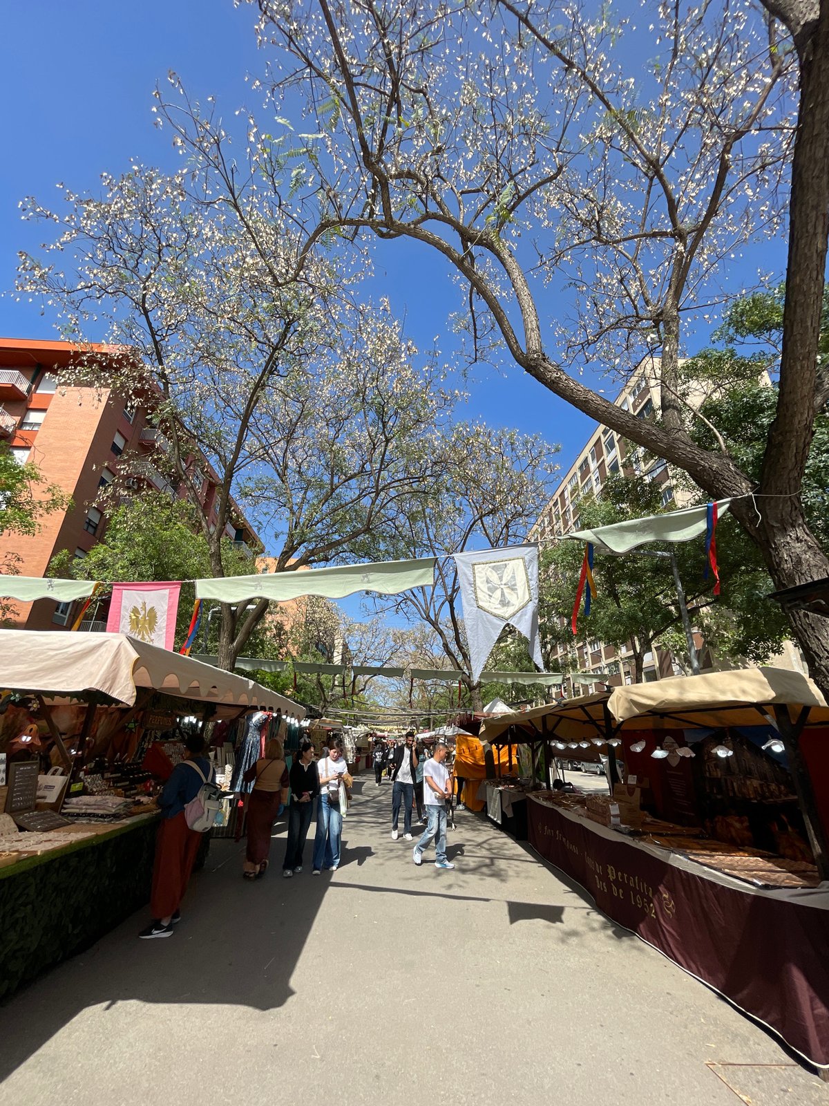 Sunny afternoon market draws crowds in Barcelona