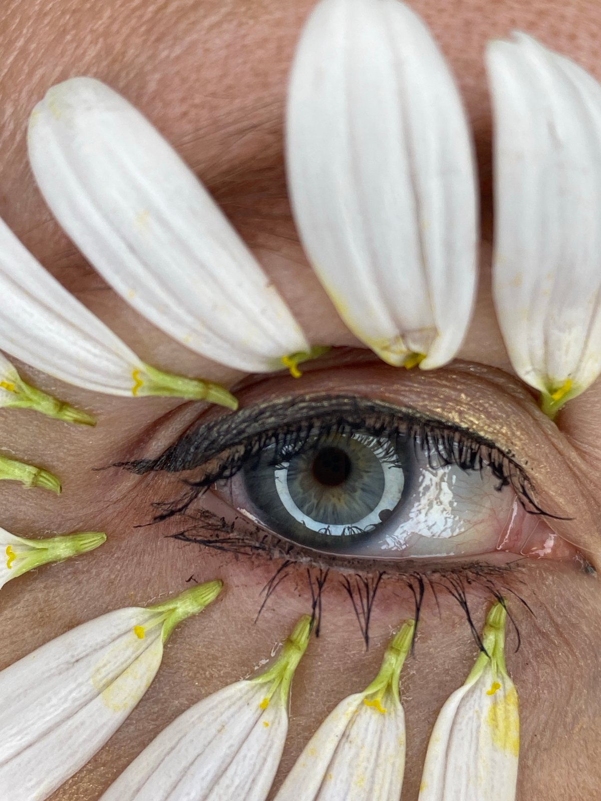 Daisy petal eye art shoot in Sochi, with water and braids.
