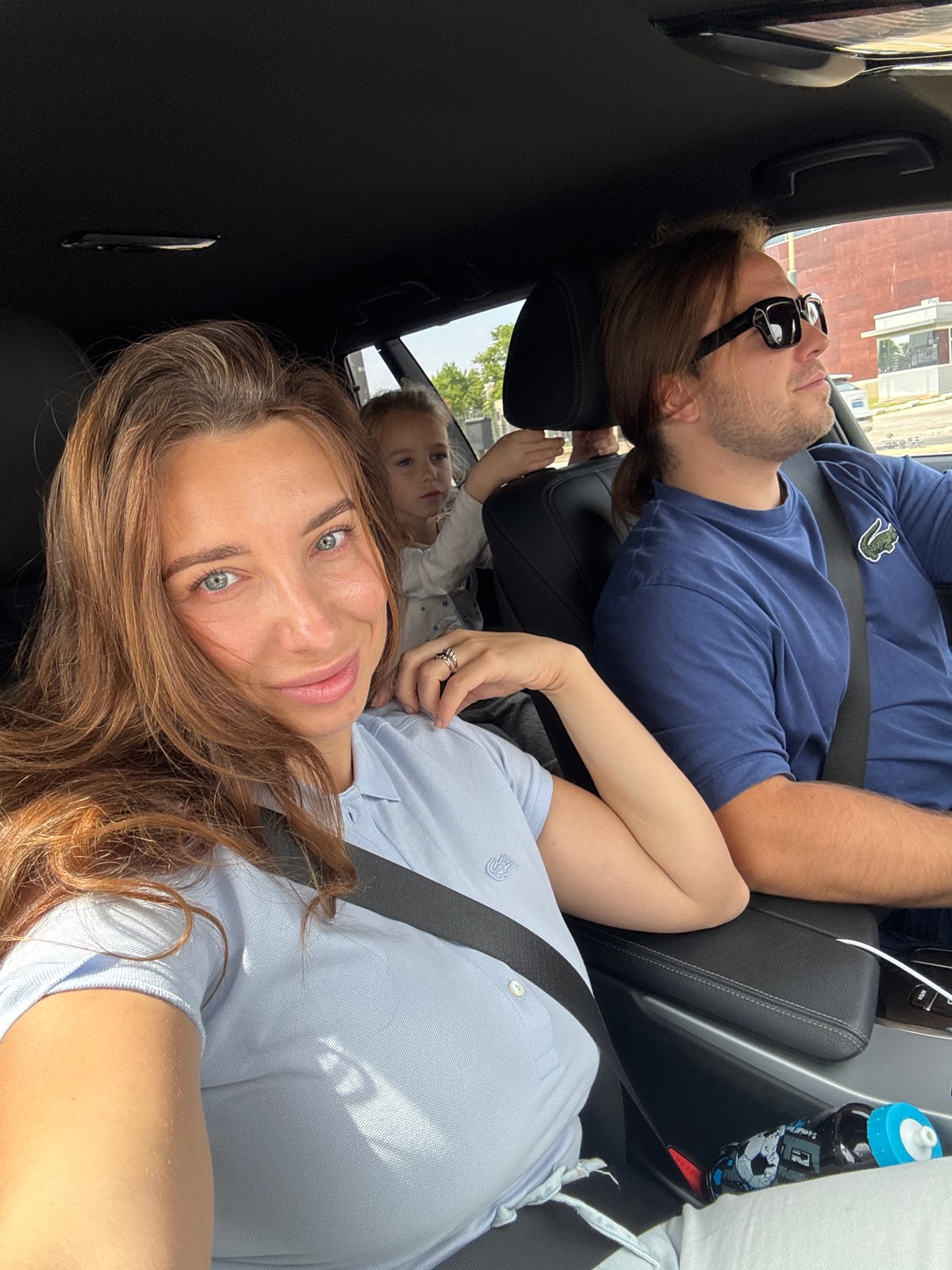 Woman photographed in car with child in Valencia