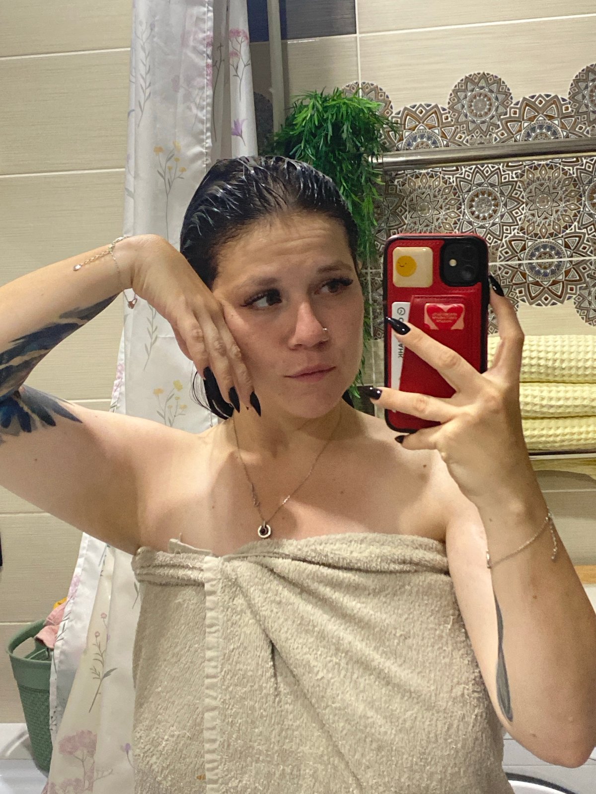 Post-shower selfie moment in a Chaikovsky bathroom.