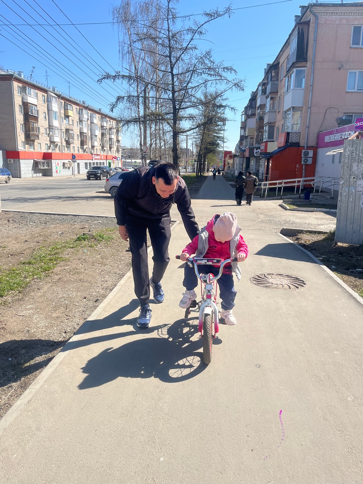 Morning life documented across Izhevsk: cycling lessons, selfies, daily moments