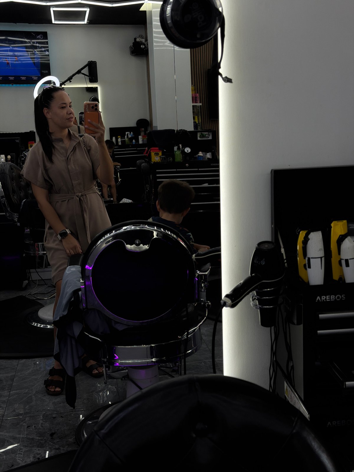 Morning haircuts and street art captured at València barbershop