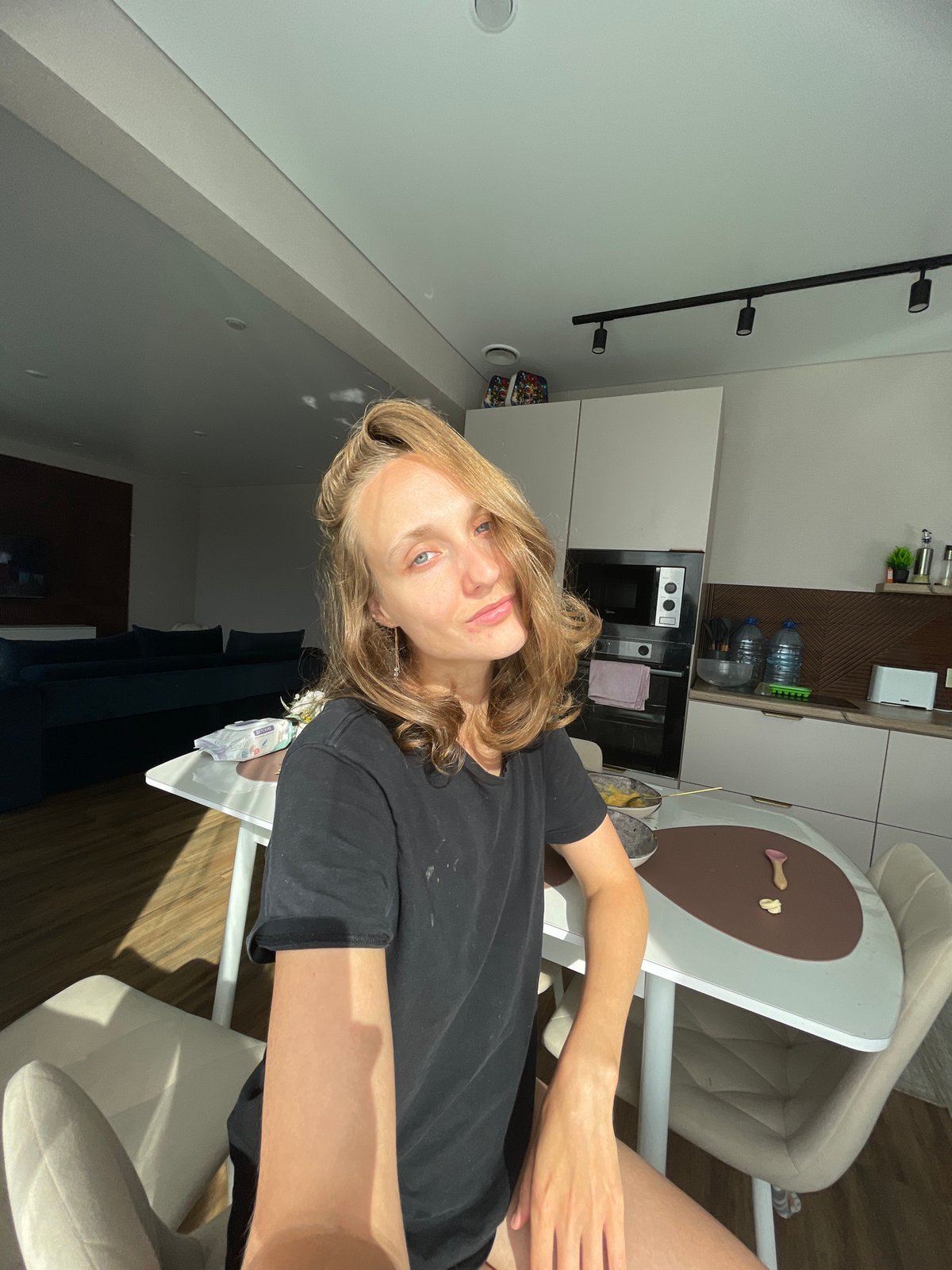 Relaxed afternoon at home in Подшивалово, kitchen and sofa