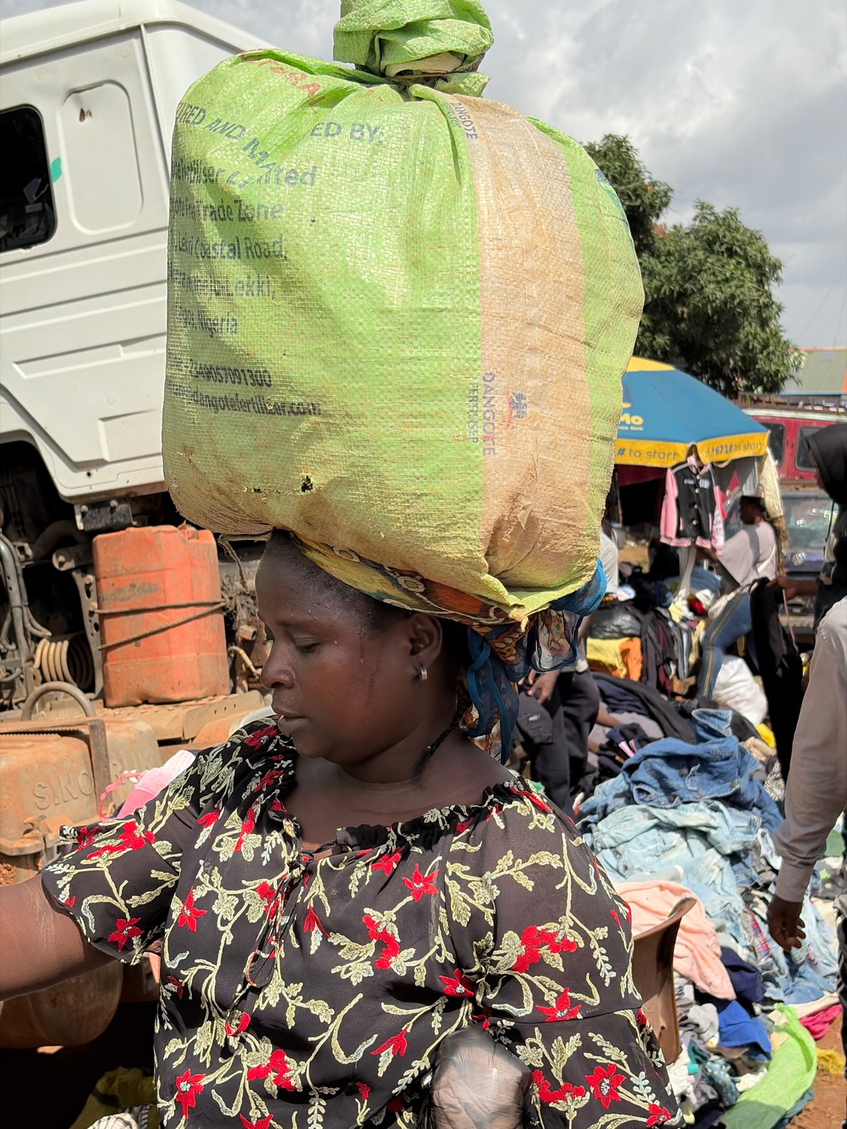 Midday market hustle in Gura Top, Nigeria