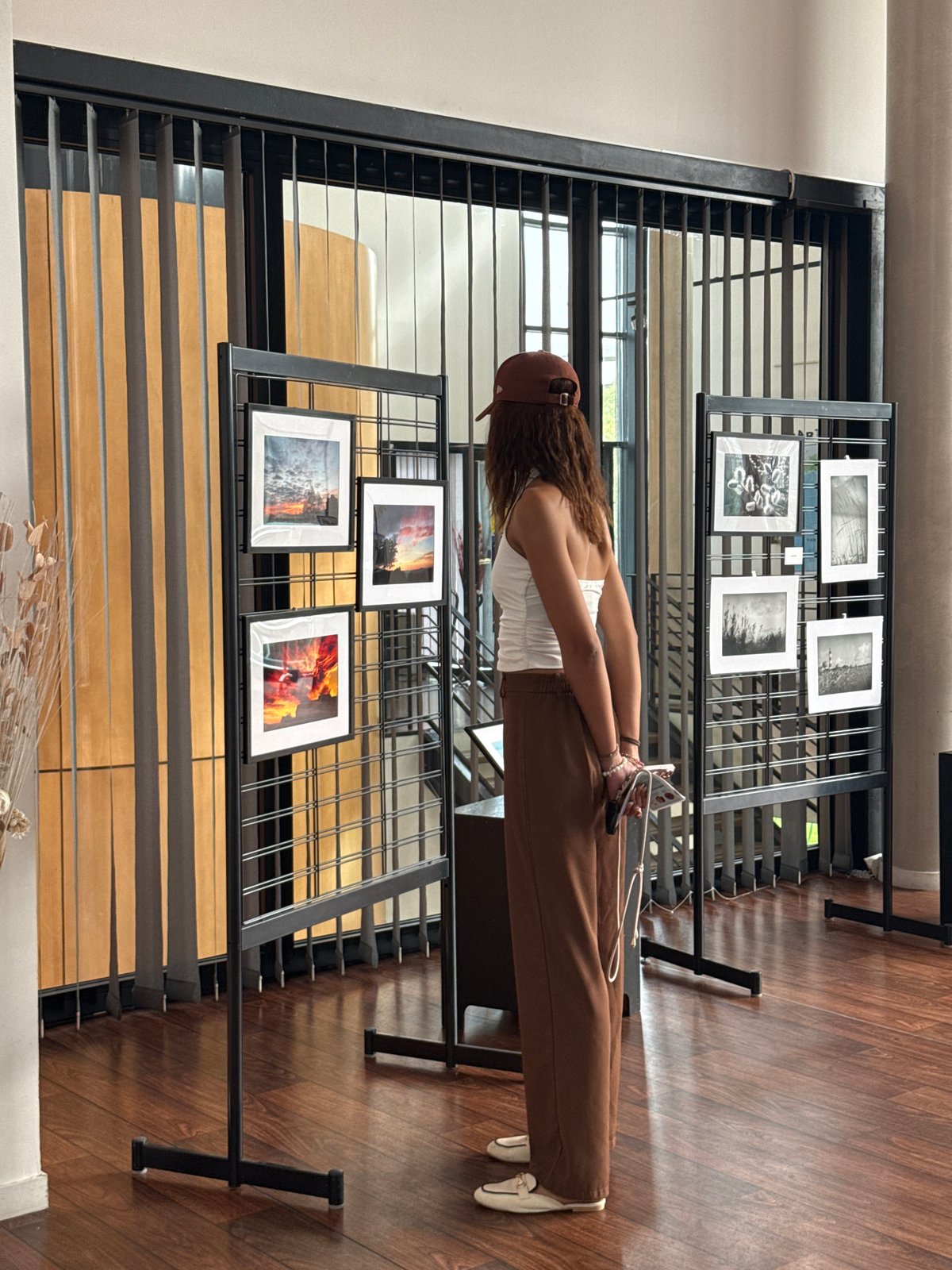 Woman visits photo display and antique typewriter in Domont
