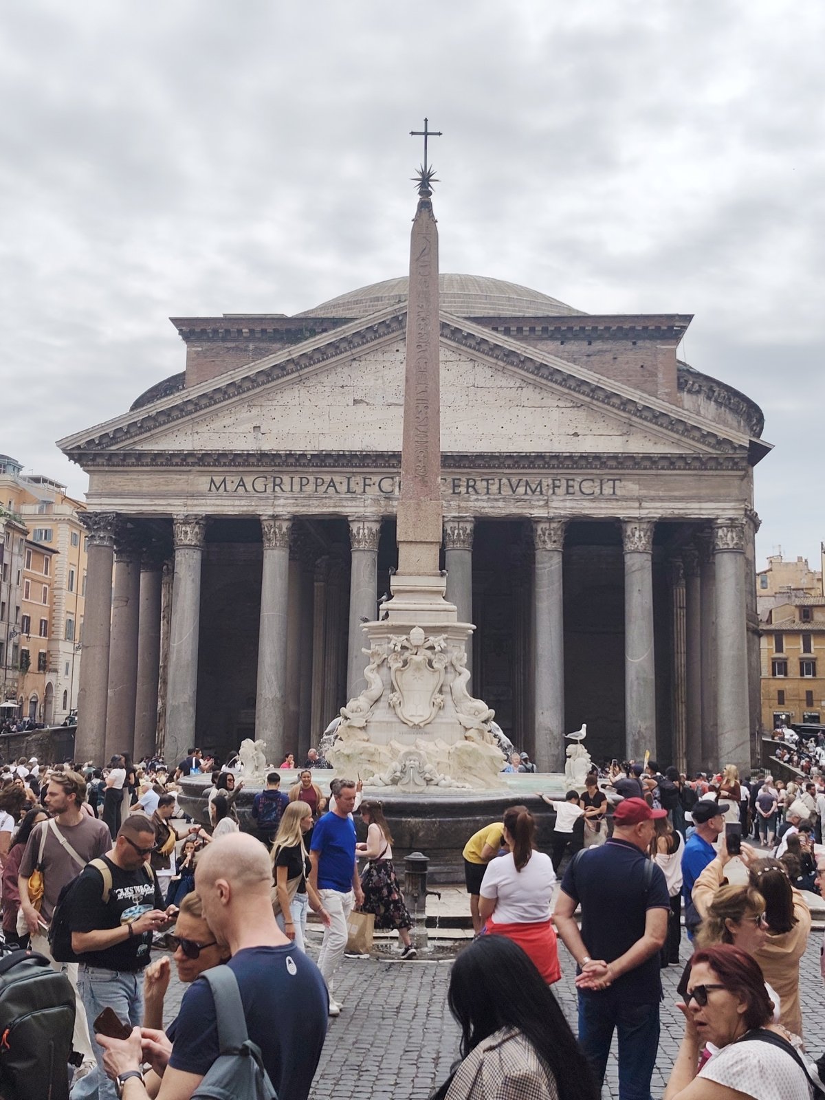 Ordinary Rome scenes captured across city center Sunday morning
