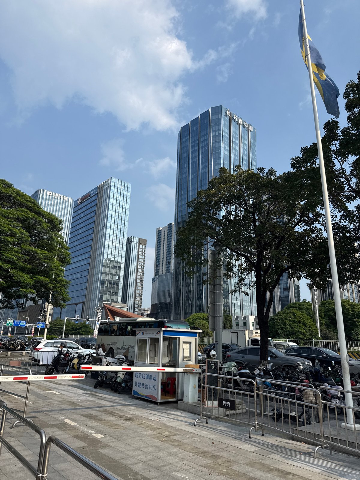 Morning commute documented in Guangzhou's Tianhe District