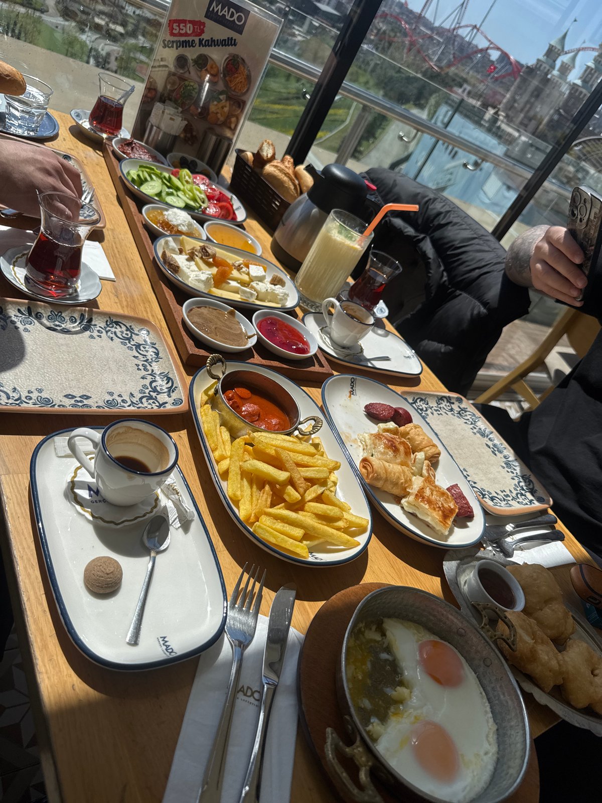 Morning breakfast at MADO restaurant overlooks Eyüpsultan amusement park