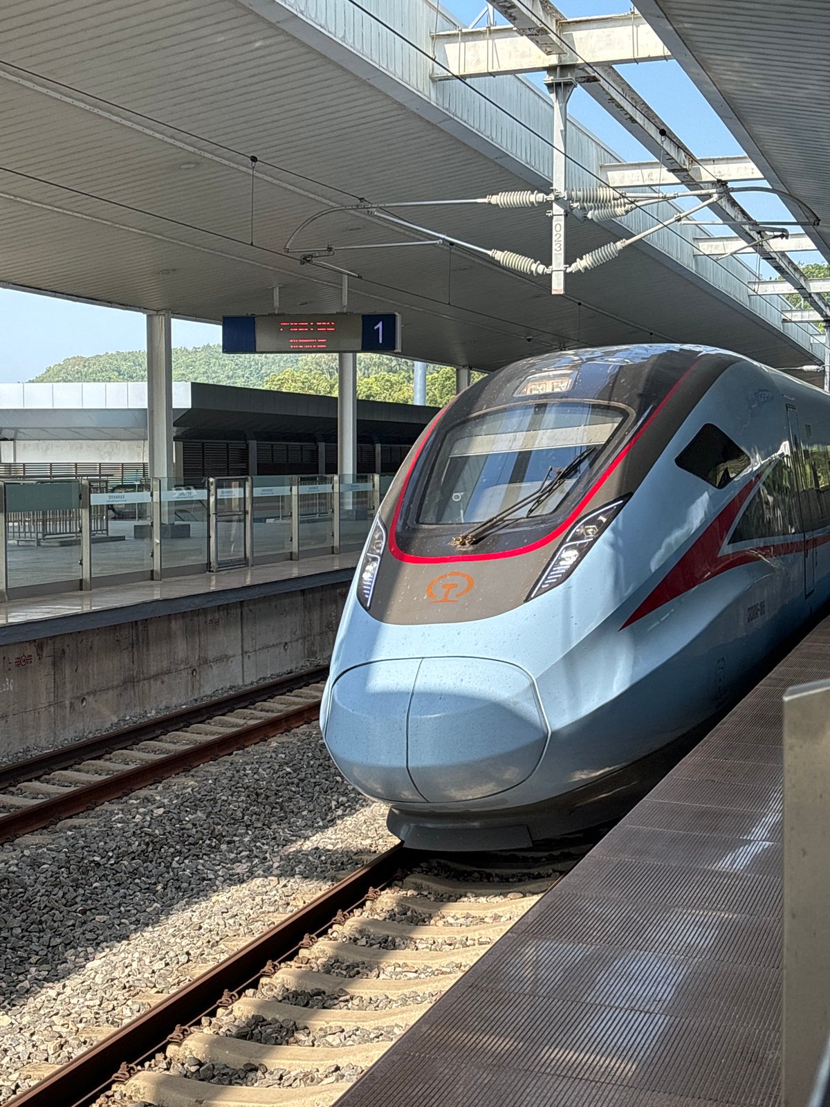 High-speed train at rest on a Jiyang District platform