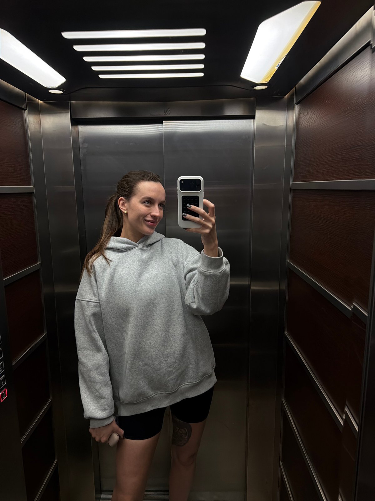 Woman documents morning moments with selfies, roses in Budva