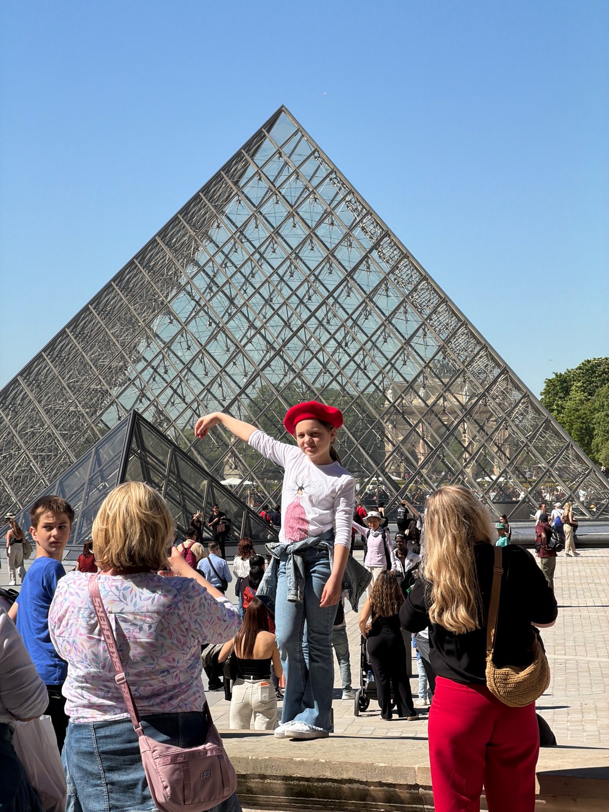 Tourists visit major Paris landmarks during morning sightseeing tour