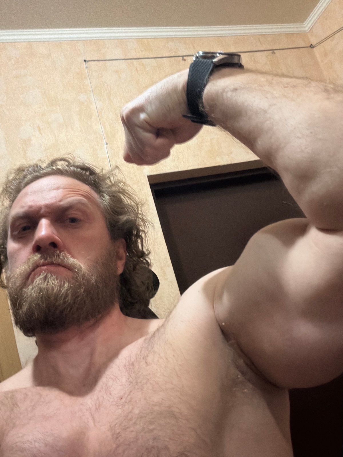 Man documents selfie session in Saint Petersburg apartment
