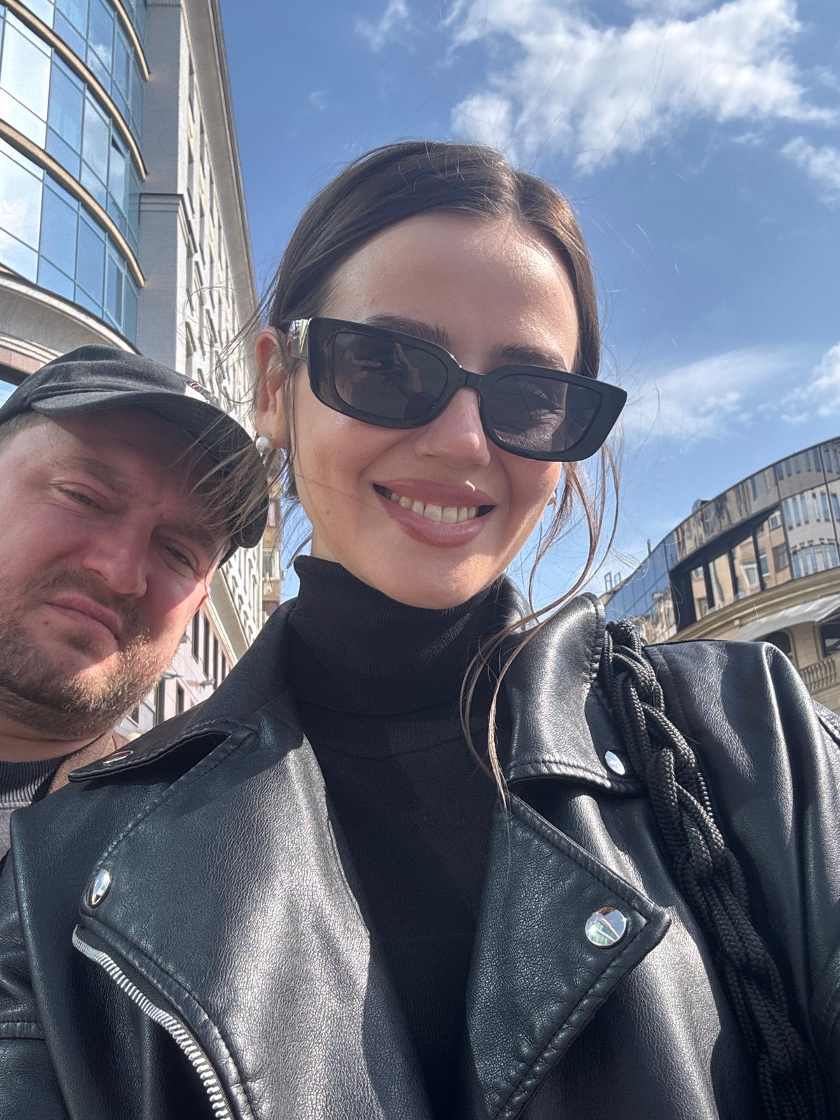 Woman documents morning routine across Moscow locations in selfies