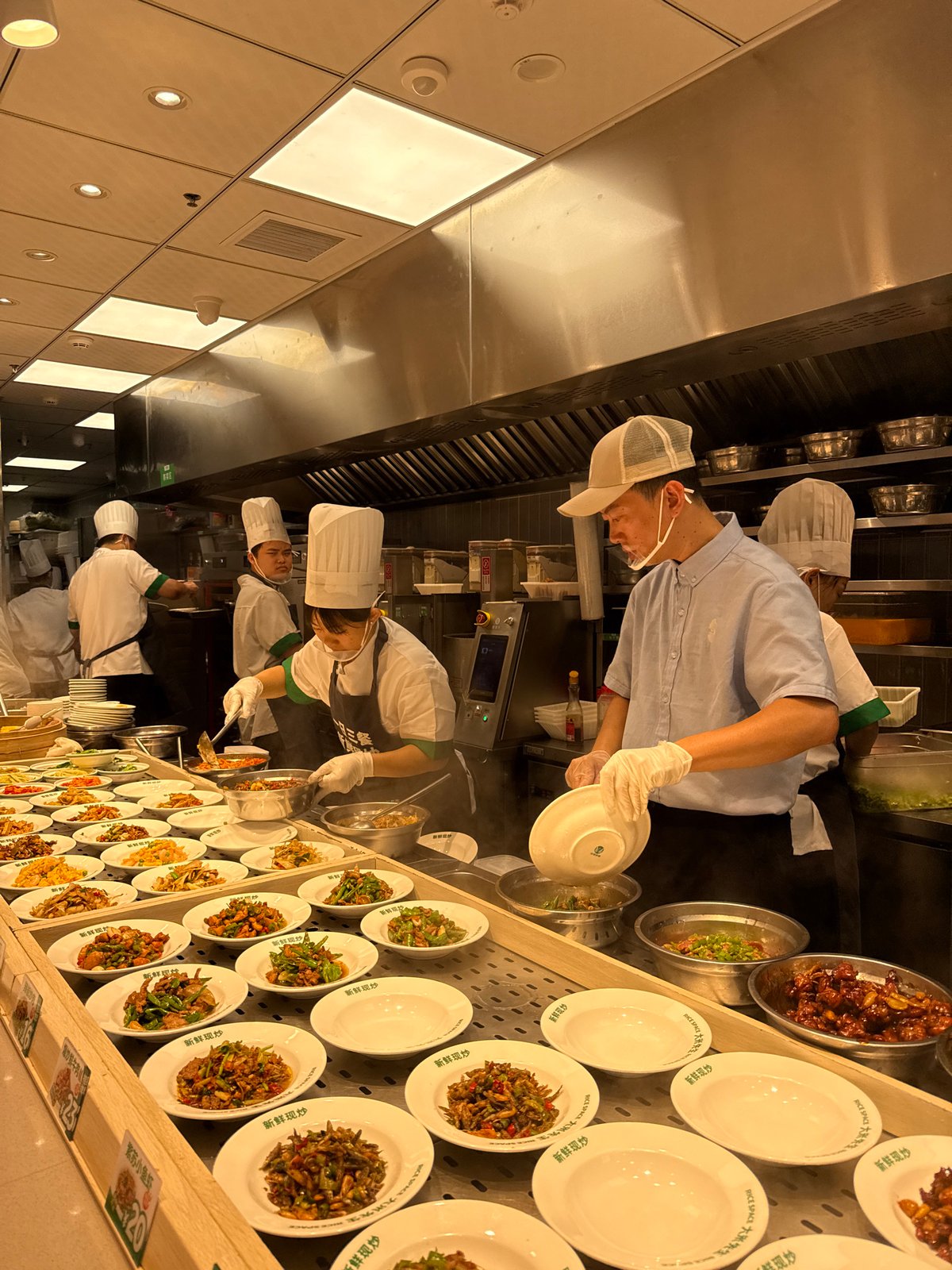Morning dining and food service activity in Tianhe District