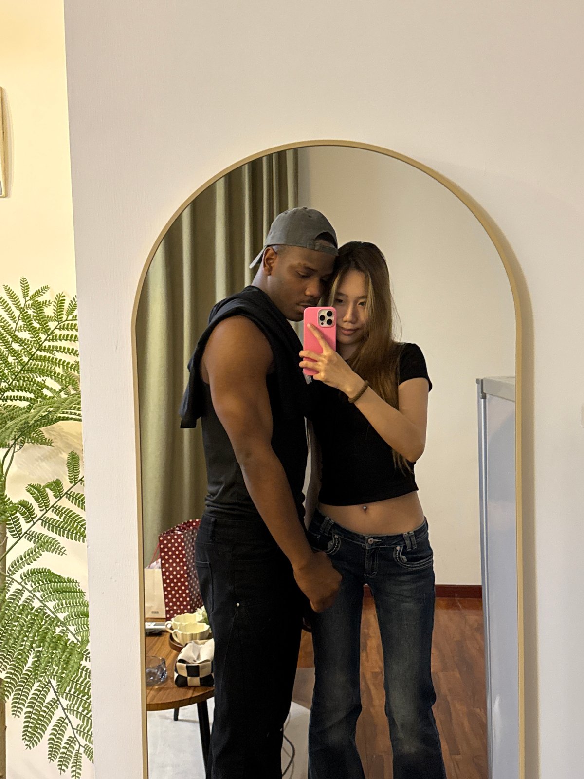 Couple takes mirror selfies in Yuzhong District, China