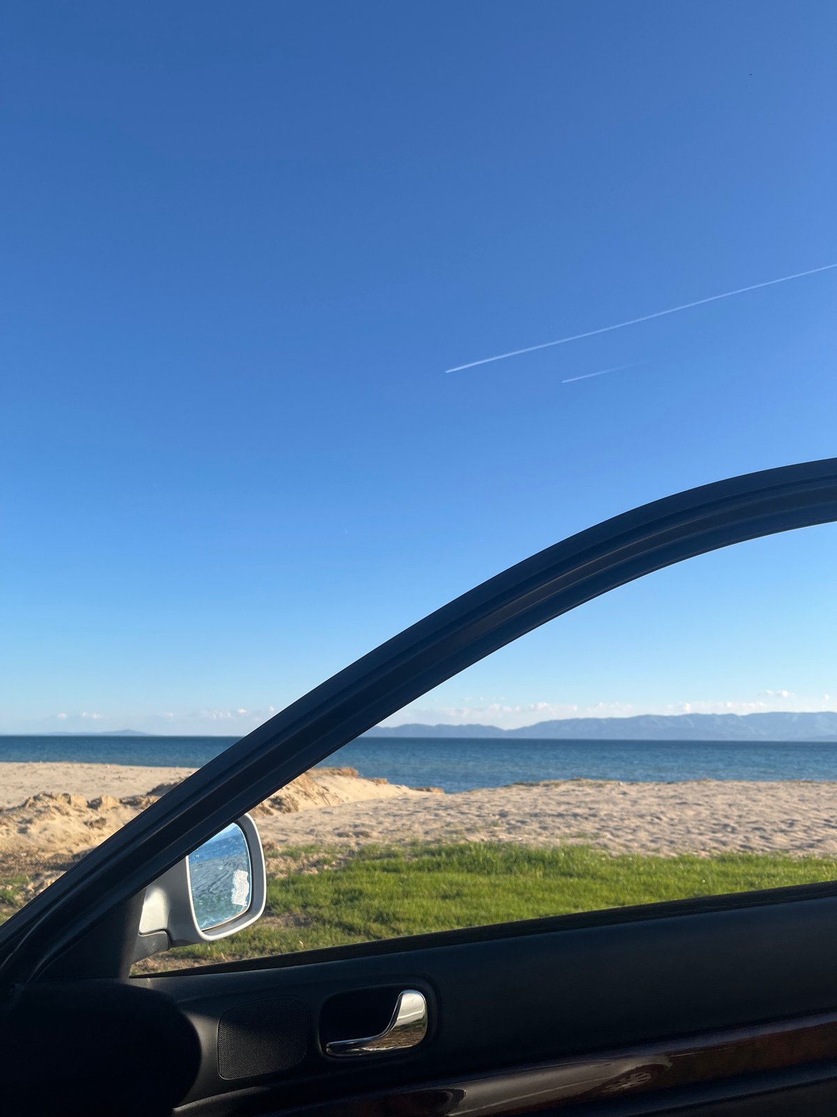 Clear skies and contrails observed over Ofrynio Beach, Greece