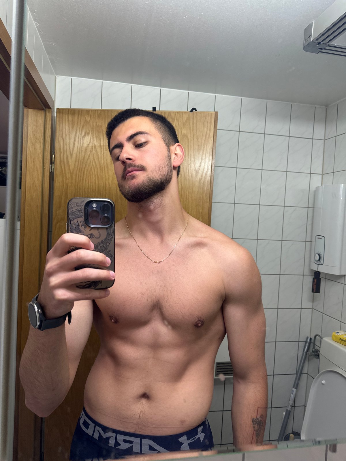 Man takes bathroom mirror selfies in Essen