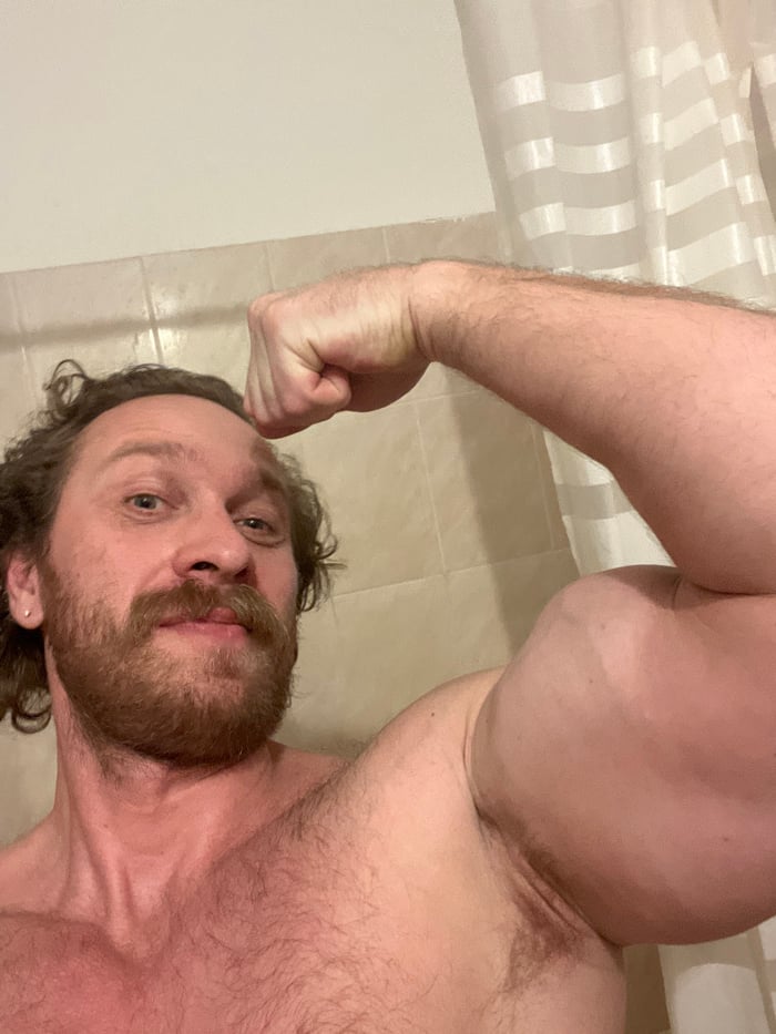 Man Takes 30 Mirror Selfies in Saint Petersburg Bathroom
