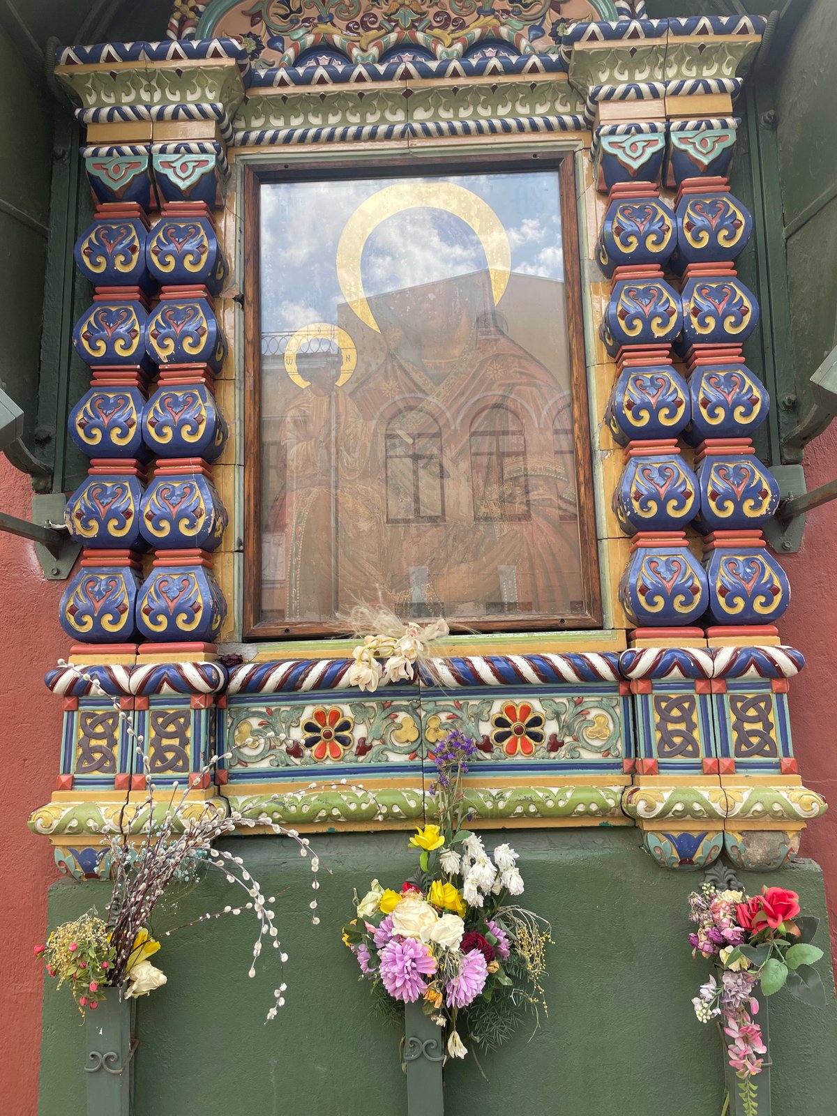 Moscow religious building's ornate details documented by witness