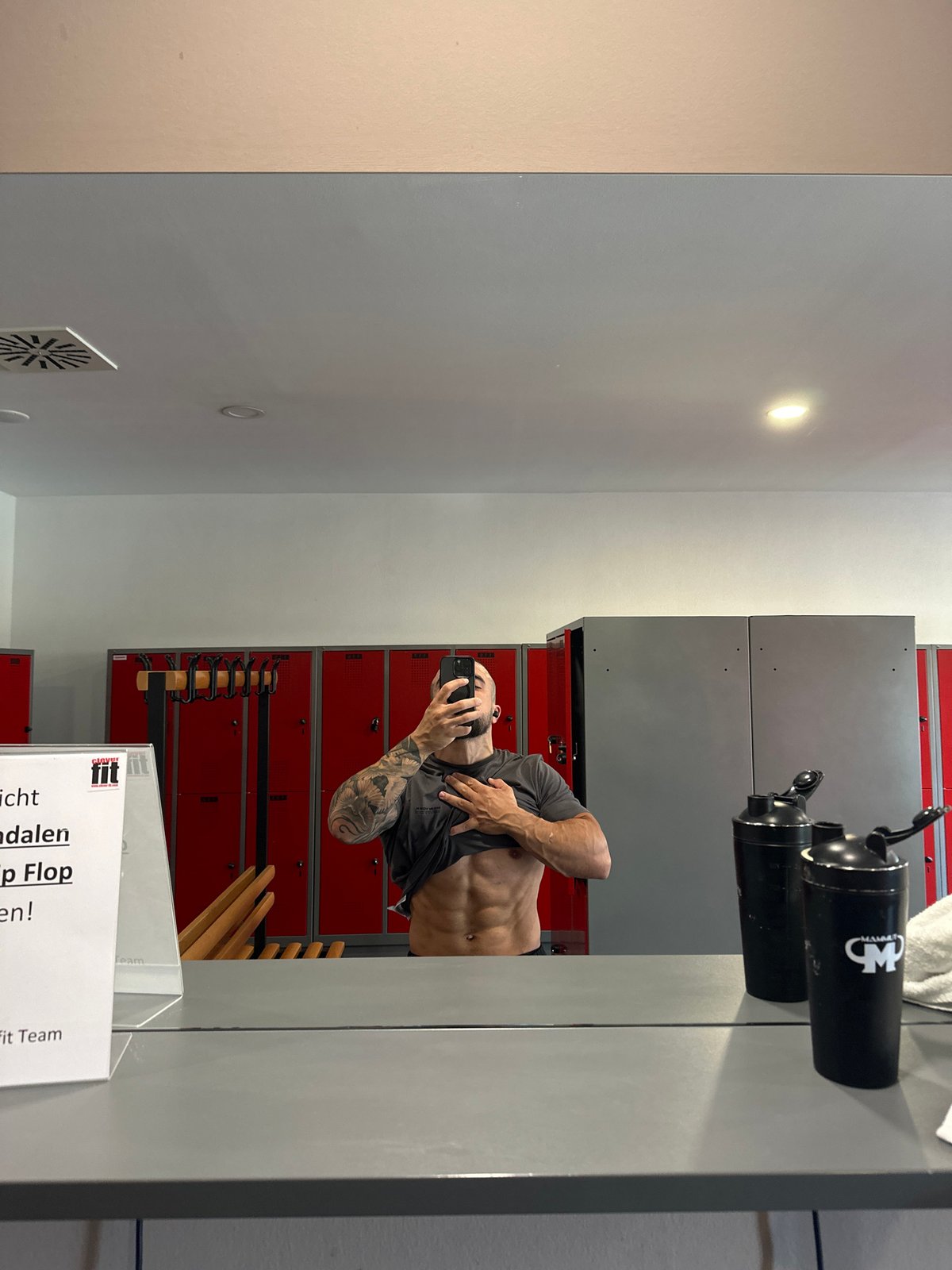 Post-workout mirror selfies in a Garmisch-Partenkirchen gym locker room