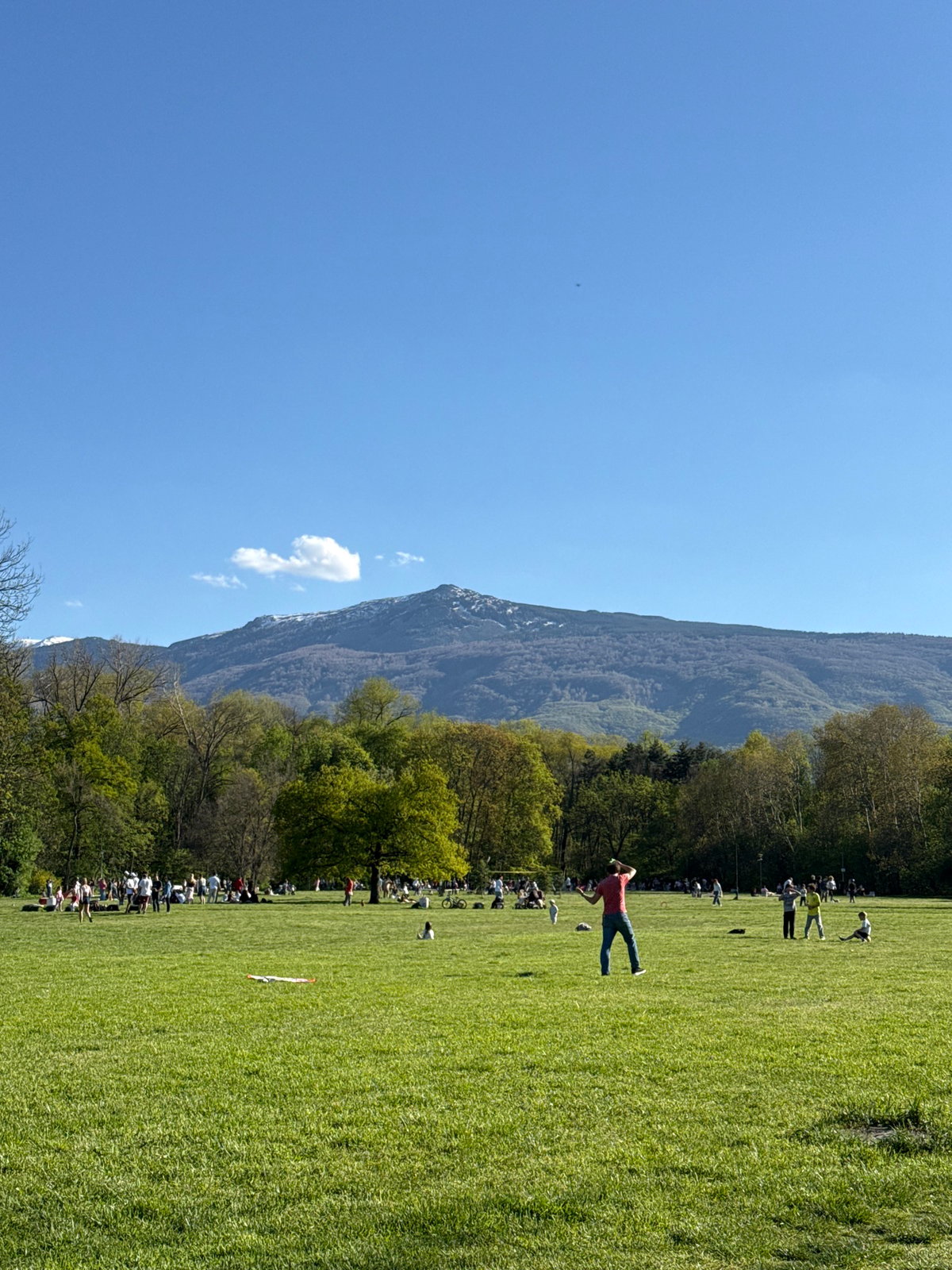 Spring afternoon leisure activities observed across Sofia parks