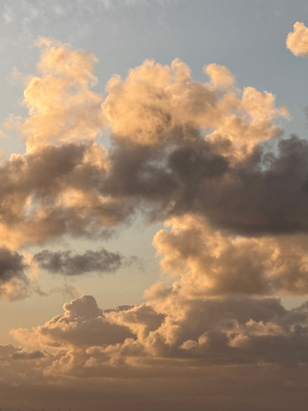 Dramatic sunset captured by witnesses over Saint-Malo coastline