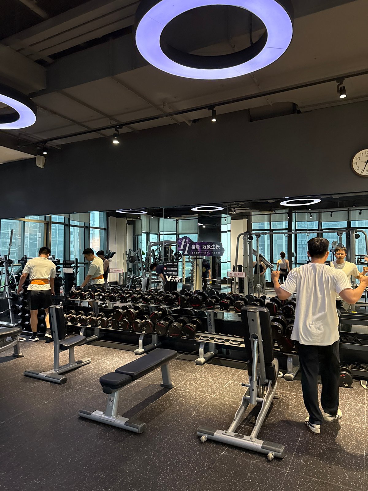 Morning workout session at Haizhu District gym