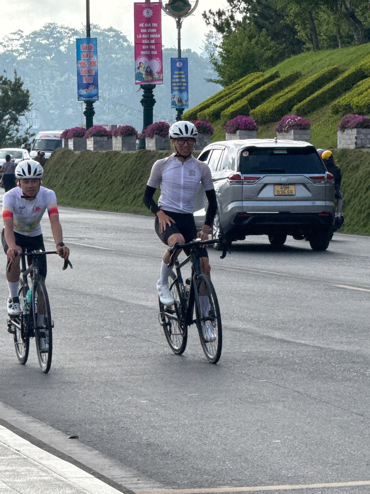 Cyclists explore Da Lat's gardens and lakeside attractions