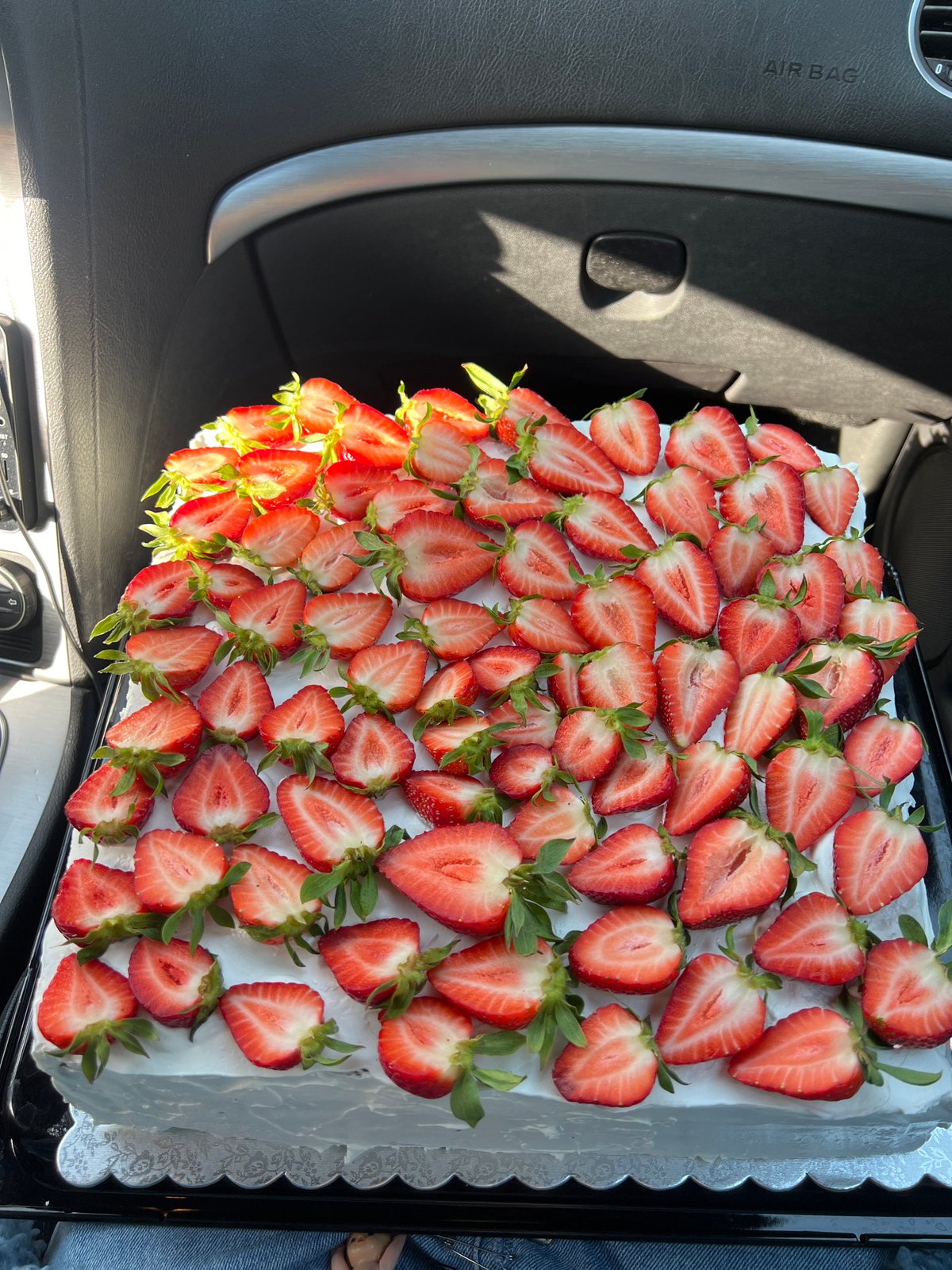 Strawberry cake with white frosting documented in Belgrade suburb