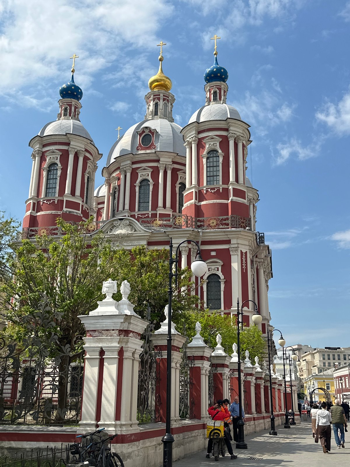 Visitors gather at historic Moscow church for photos, sightseeing