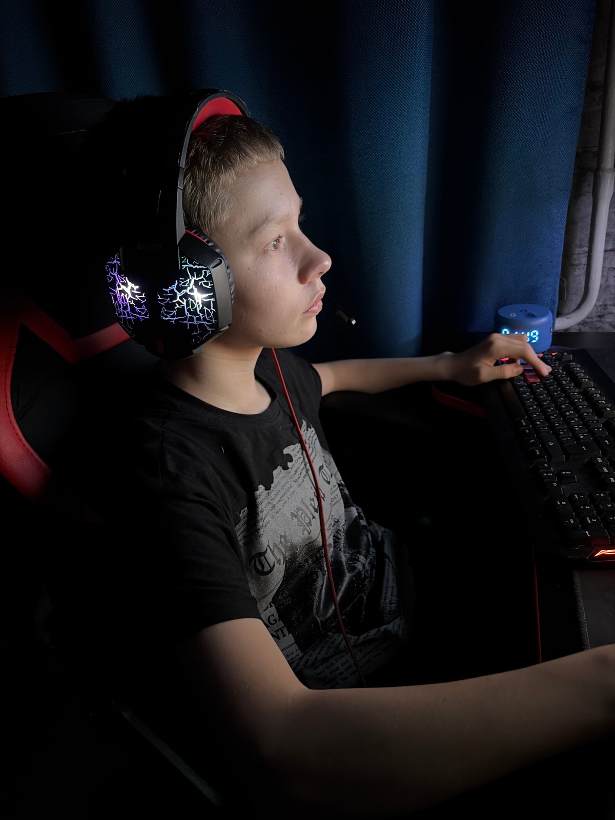 Evening scenes captured in Chaikovsky include gaming, wet streets