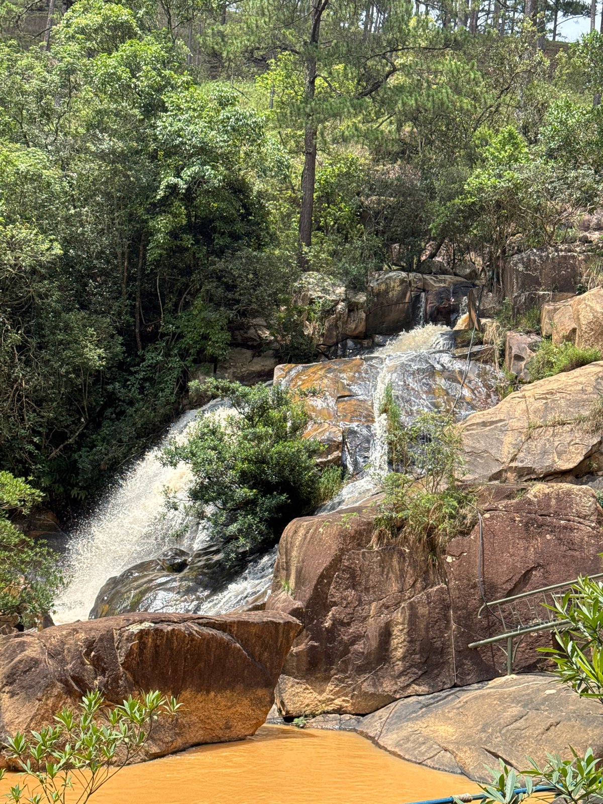 Tourist visits Lang Biang waterfalls and attractions near Da Lat