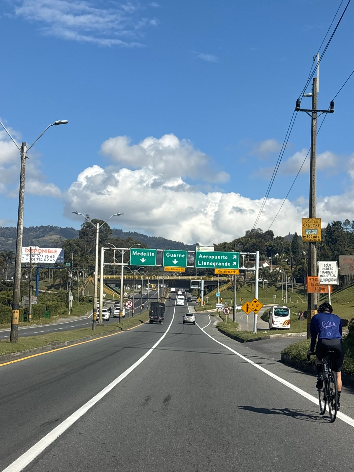 Routine highway traffic documented in Guarne, Colombia