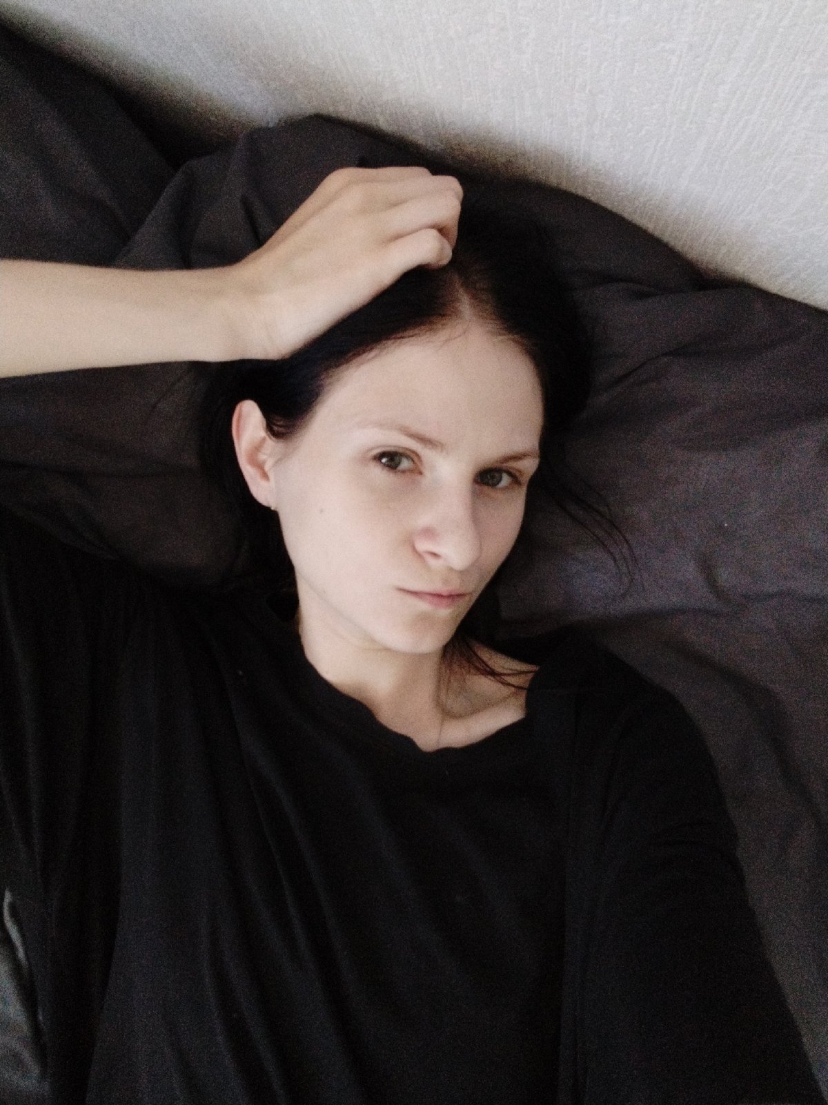 Casual home selfies and relaxed poses over an hour
