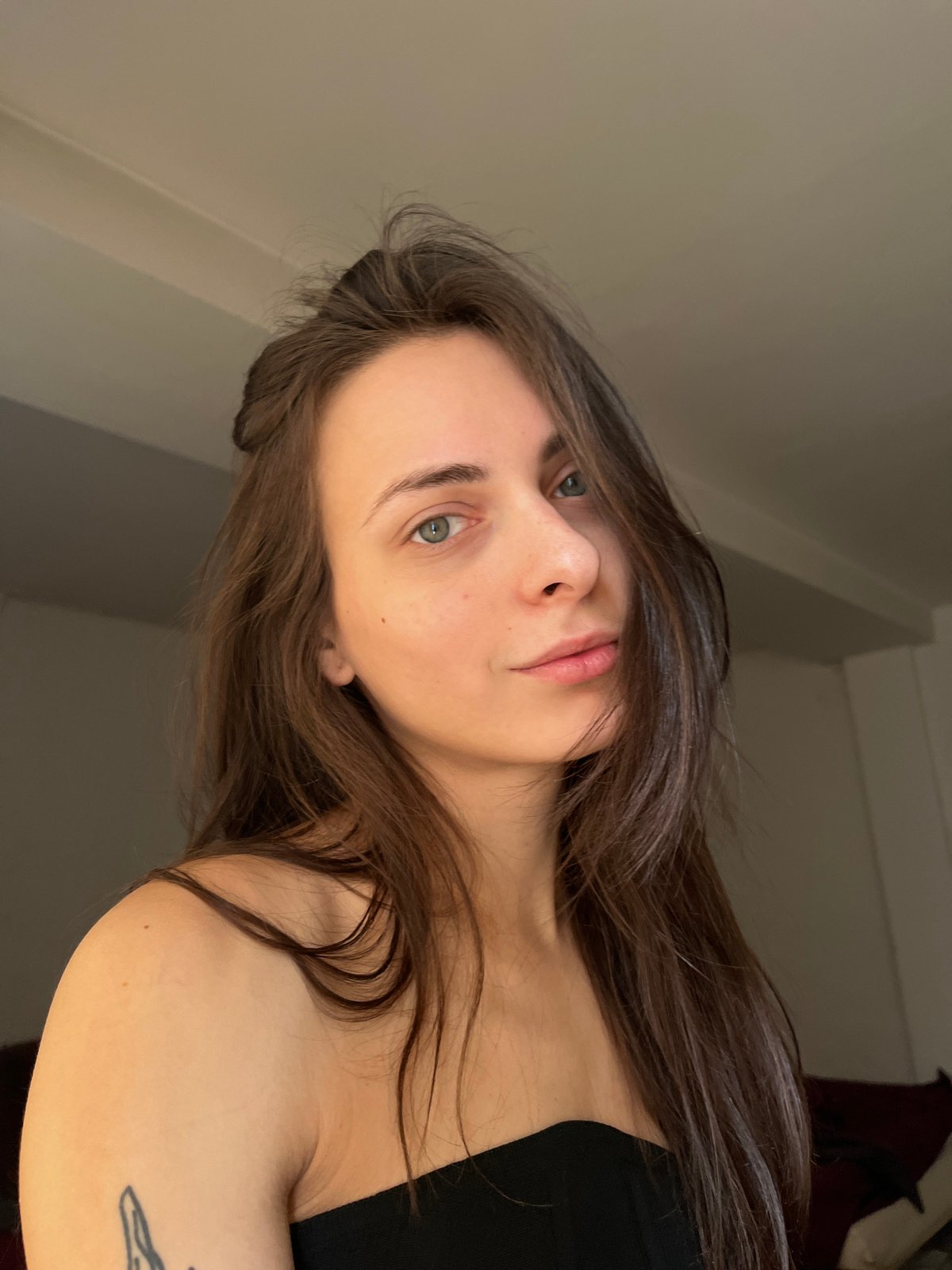 Artist portrait session documented in Krasnoyarsk early morning