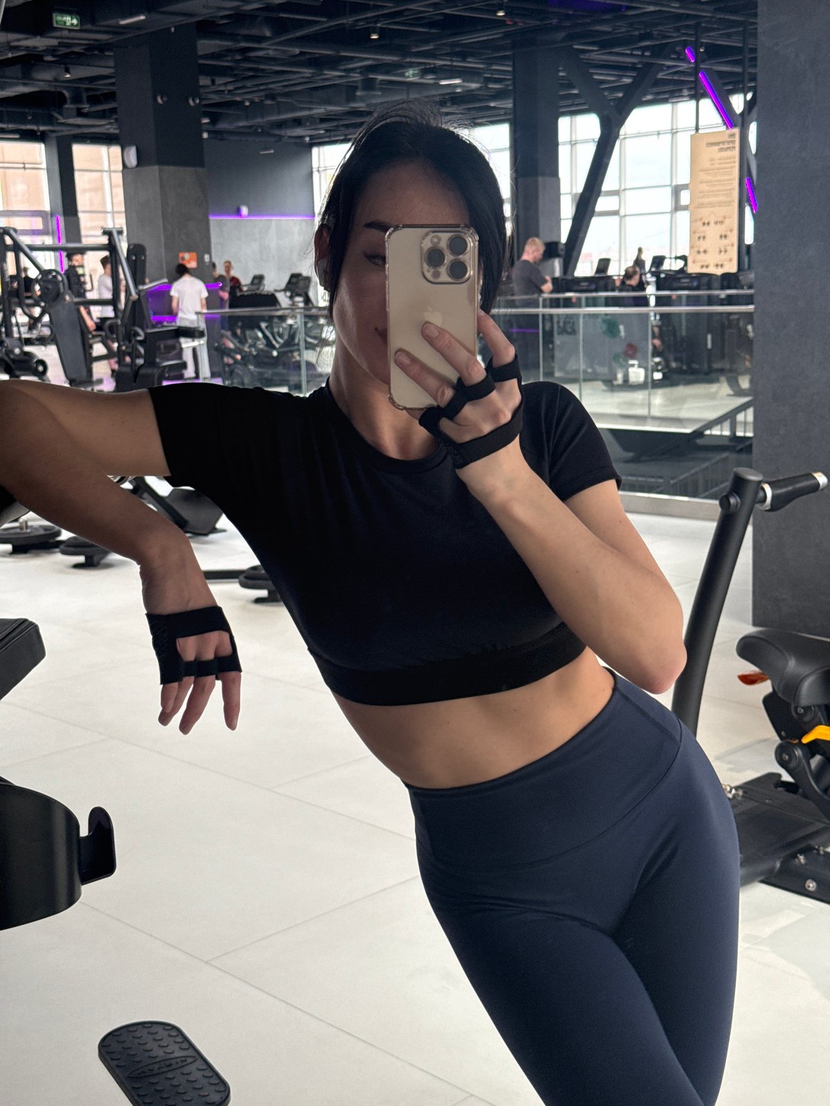 Woman takes gym mirror selfie in Krasnoyarsk