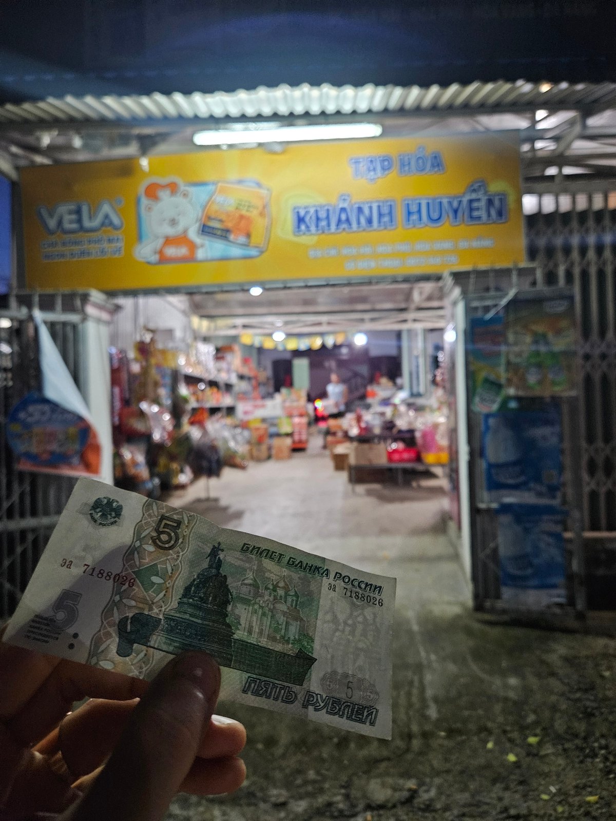 Evening neighborhood walk through residential Đà Nẵng streets and shops