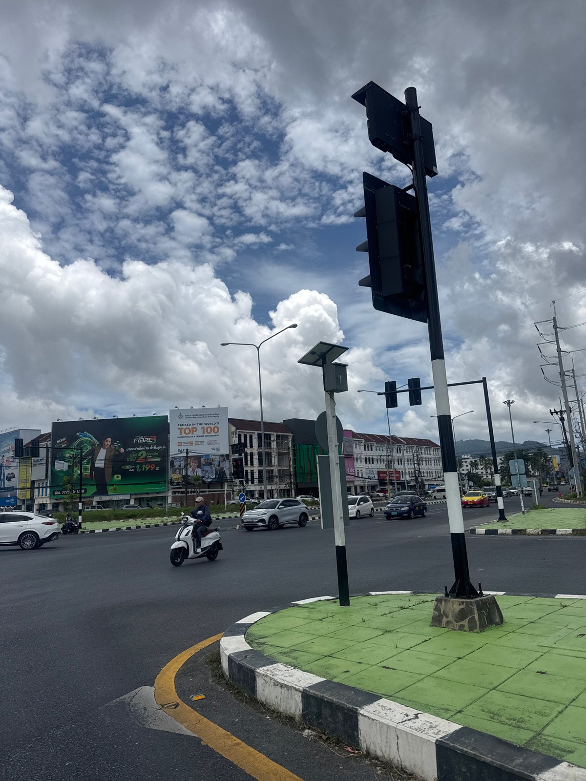 Everyday traffic at a Ratsada intersection, cloudy morning