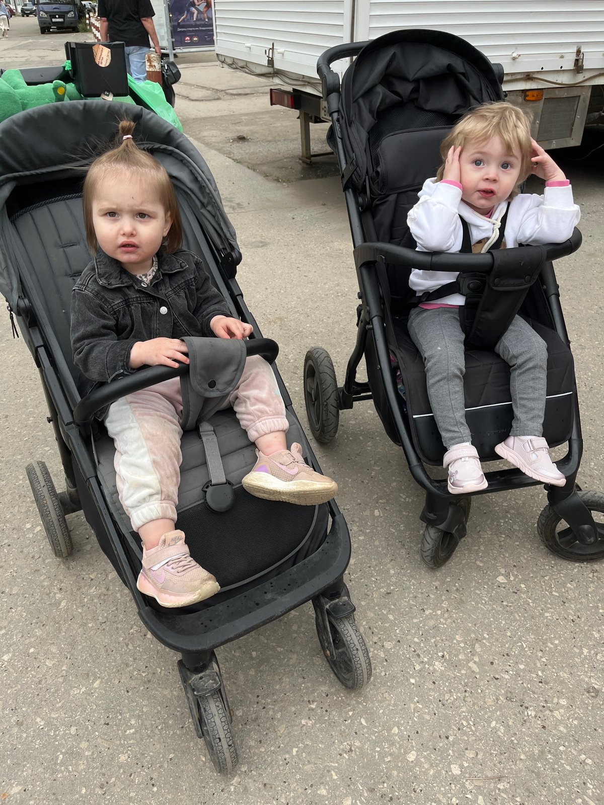 Two children in strollers observed in Novokuybyshevsk