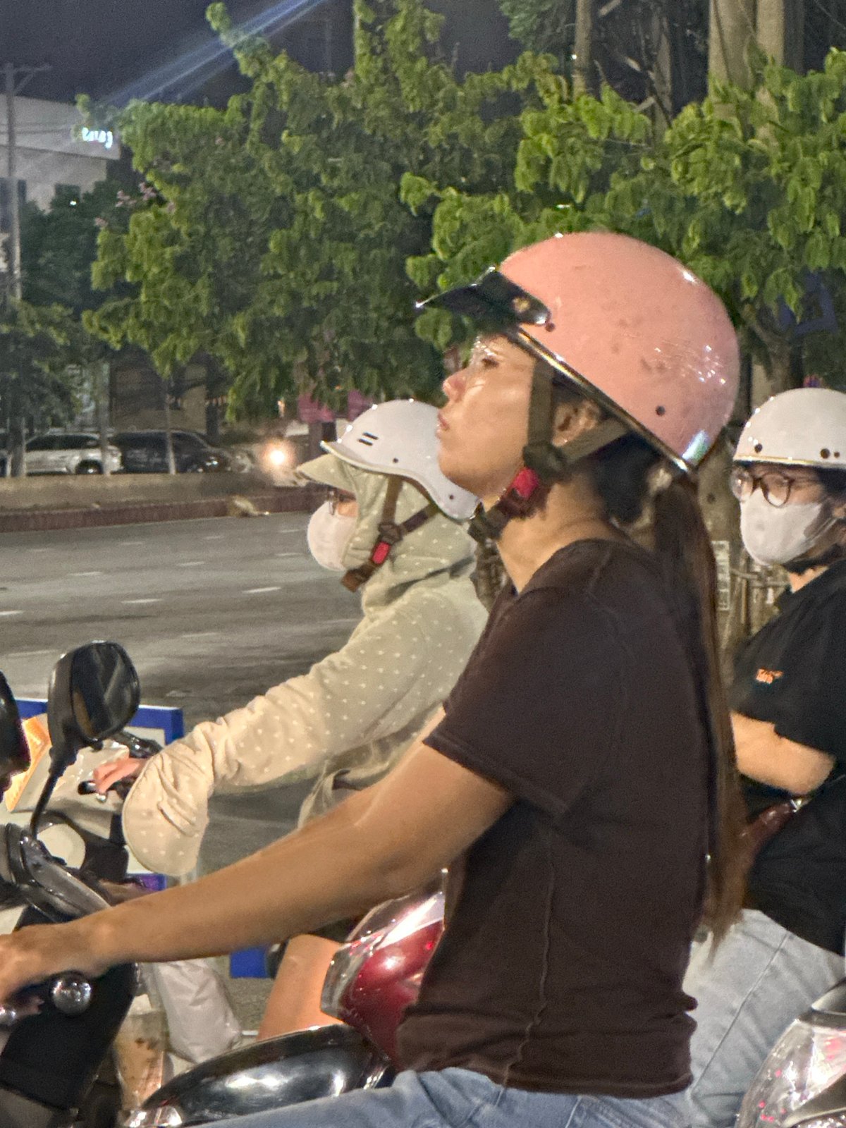 Night traffic flows through central Đà Nẵng streets