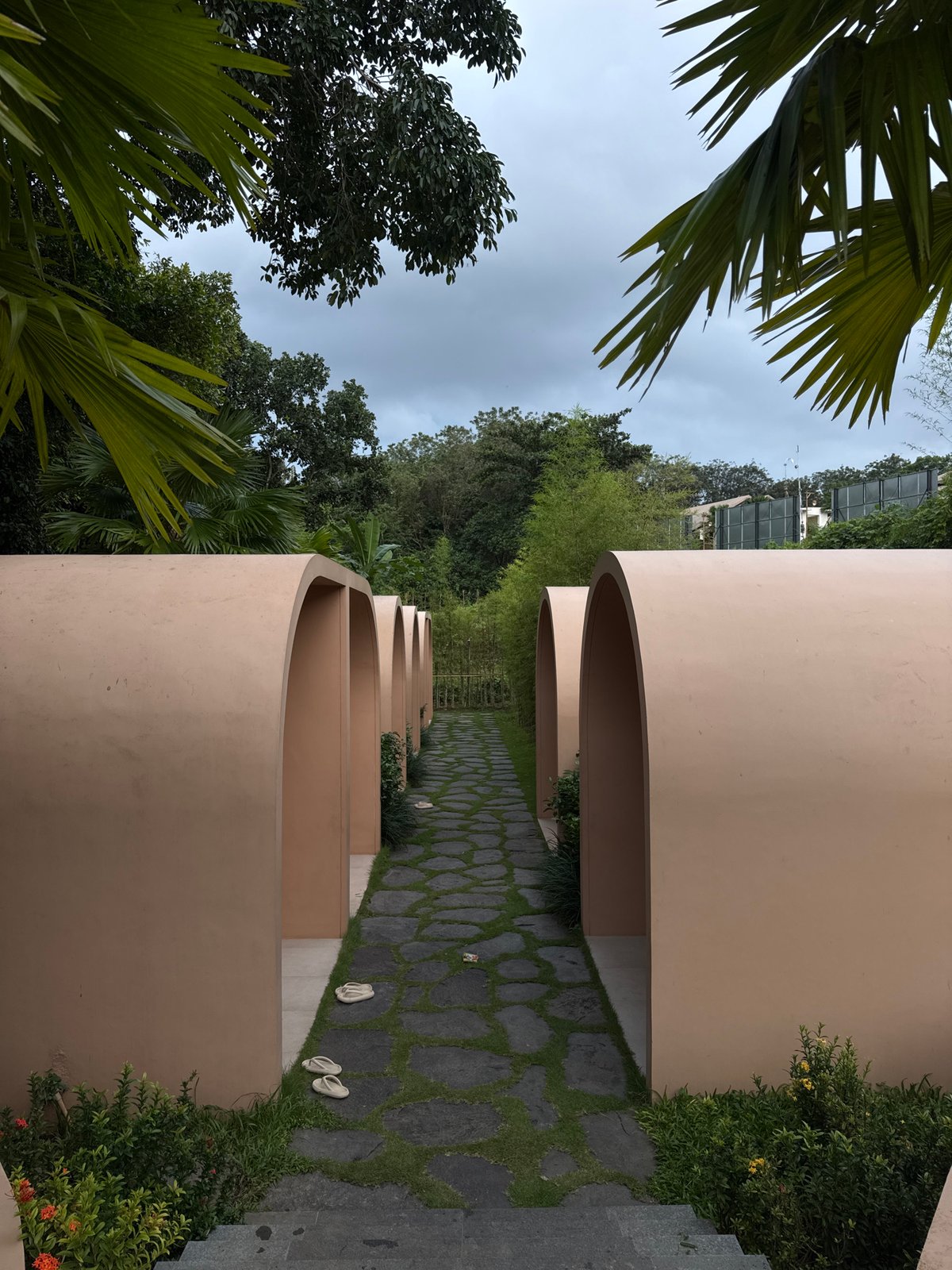 Mixed urban scenes documented in Kediri: architecture, gardens, pollution