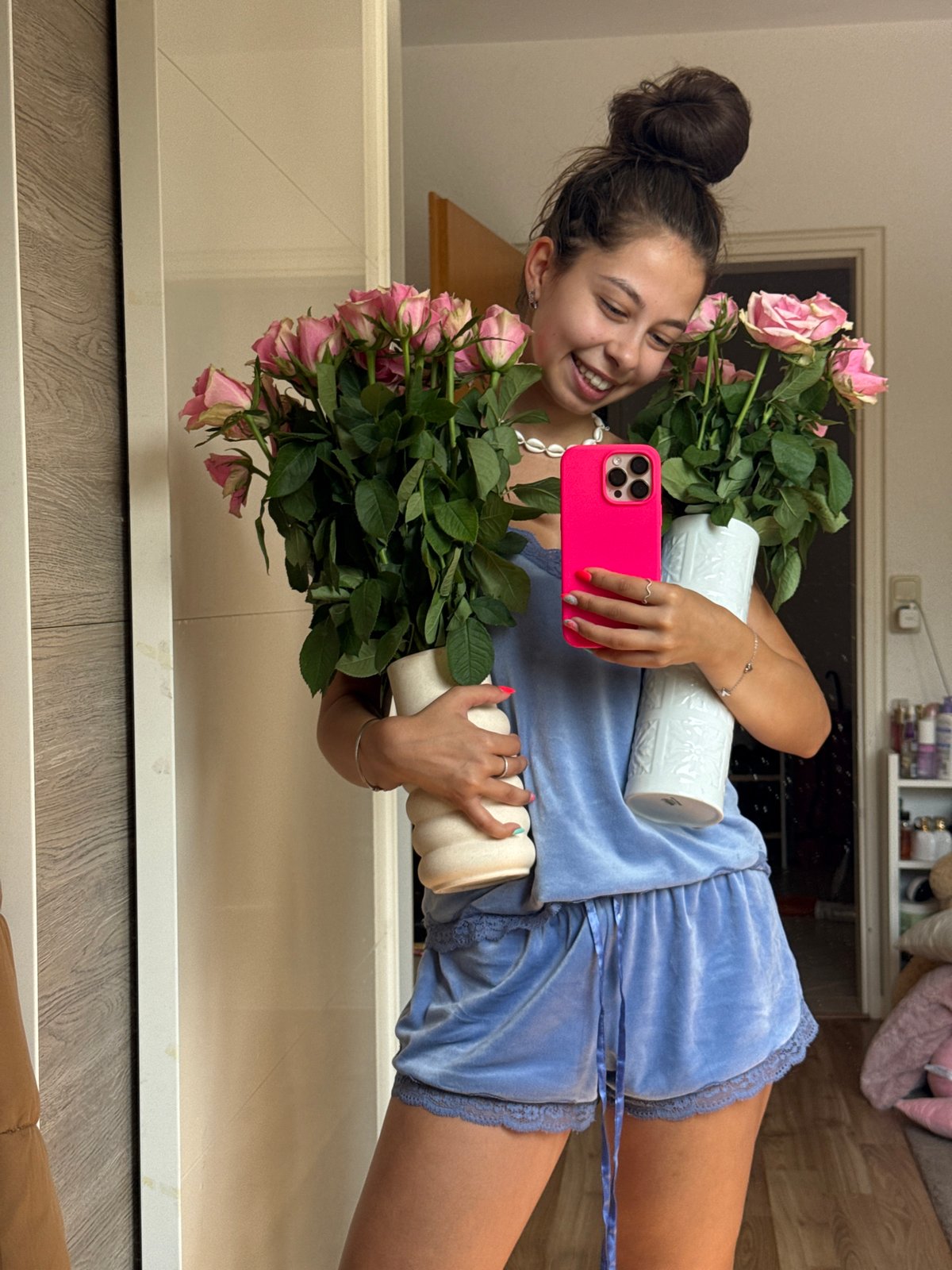 Pink roses and a bright phone, all smiles in Bruchköbel