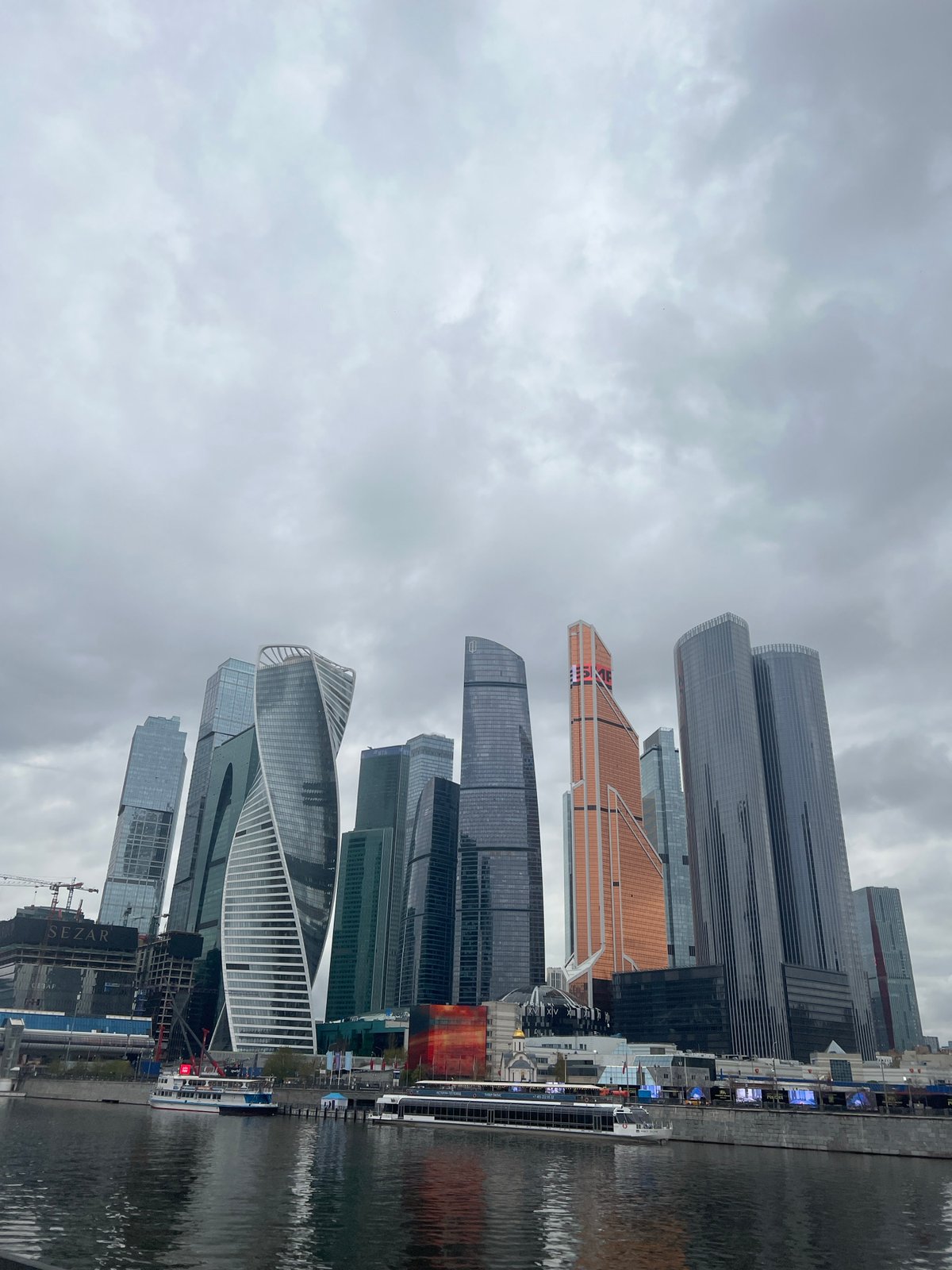 Moscow resident captures cityscape, flowers, toy store during morning outing