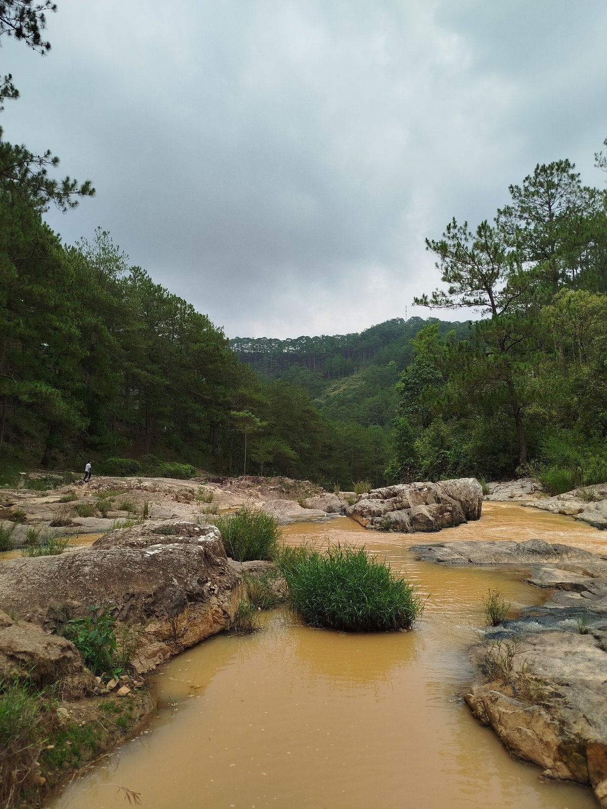 Rocky riverbed landscape documented in Păng Tiêng, Vietnam
