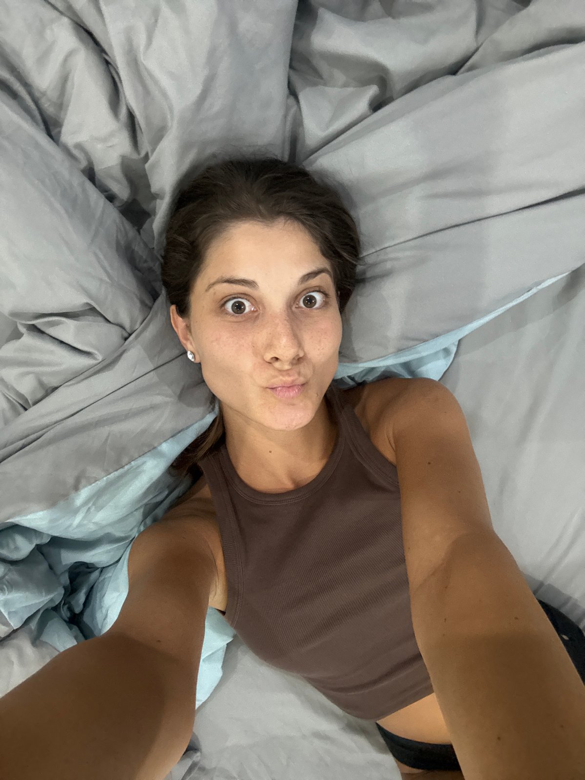 Woman takes casual selfies on bed in Đà Nẵng