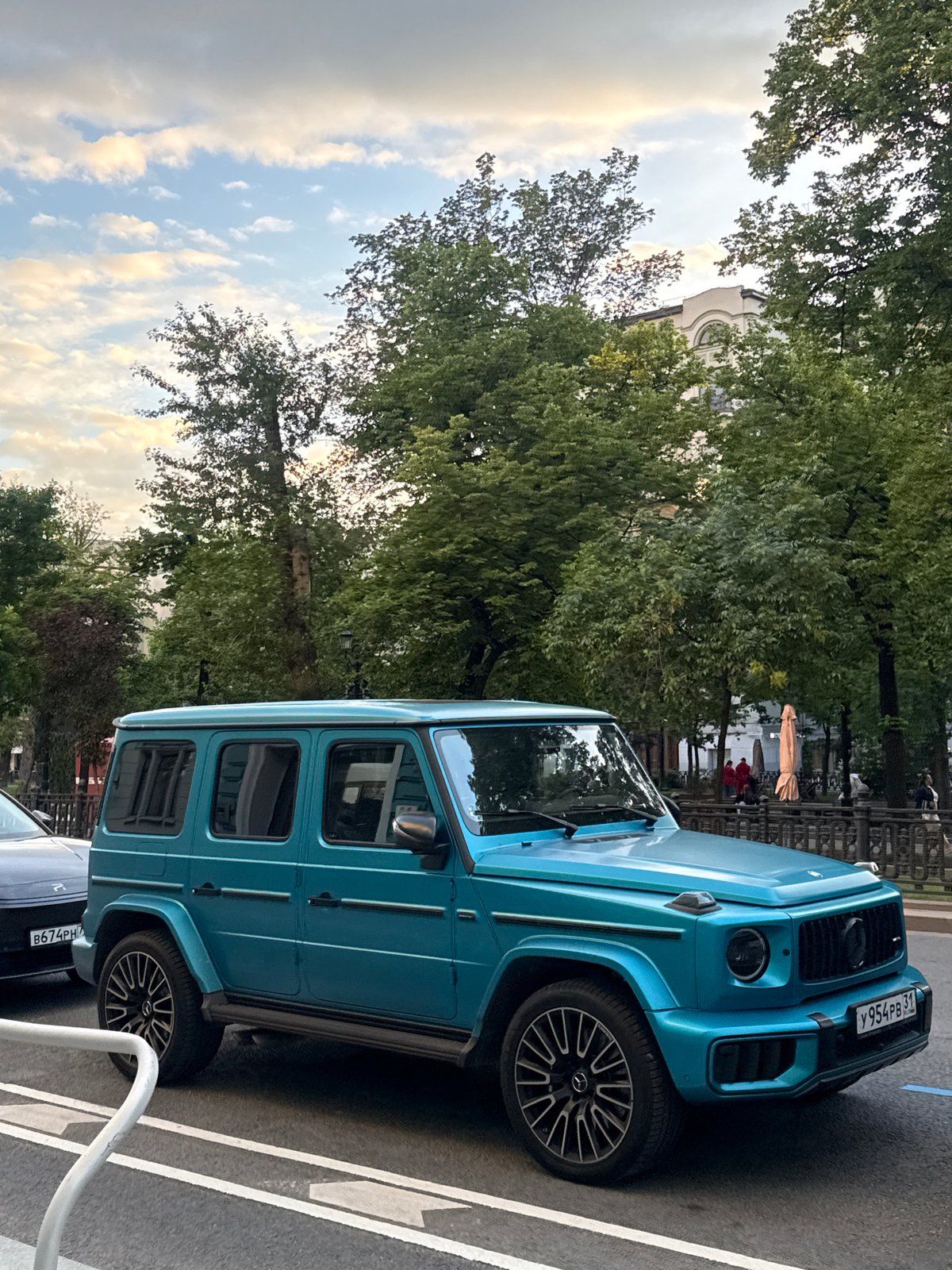 Moscow street scenes documented during evening hours