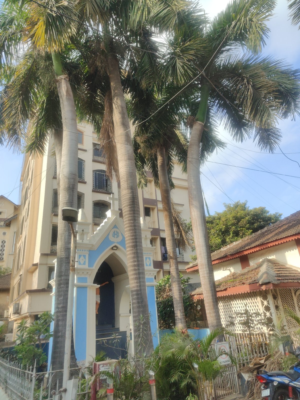 Mumbai street scenes show local architecture, commercial buildings