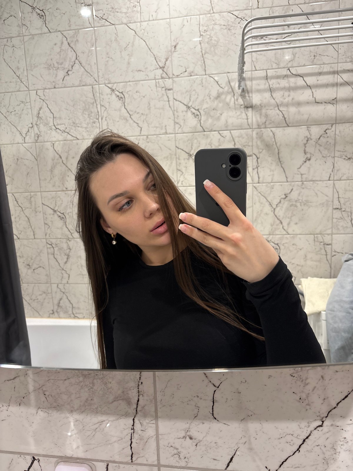 Woman takes bathroom mirror selfies in Yekaterinburg