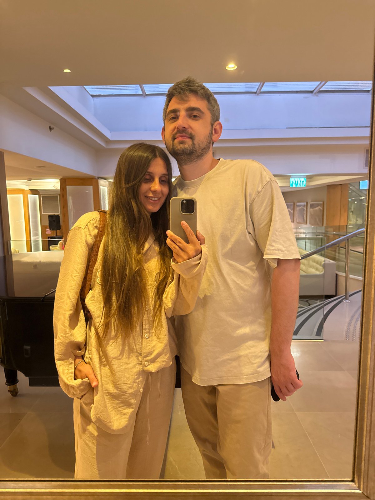 Evening at a Dead Sea resort: cocktails, piano lounge, and palms