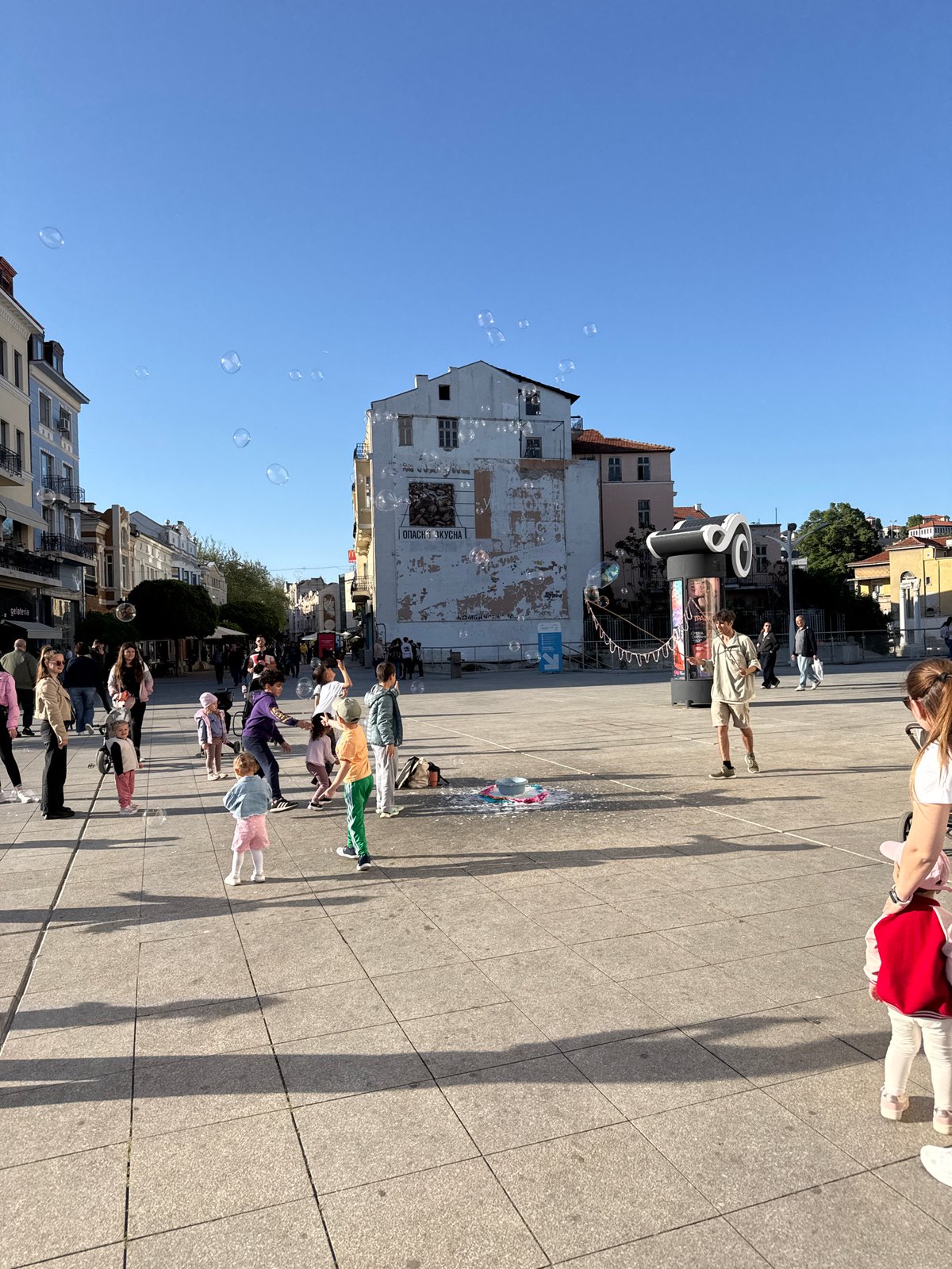Street performer delights children with soap bubbles in Plovdiv square